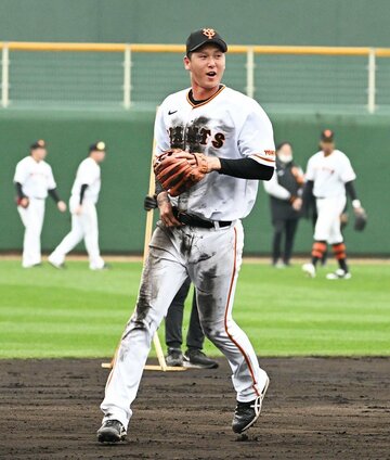 ユニホームも泥だらけの巨人・秋広