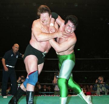 三沢のエルボーとハンセンのラリアートが交錯する