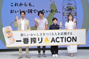 （左から）堤真一、宮嵜惠介さん、眞下美紀子さん、小芝風花
