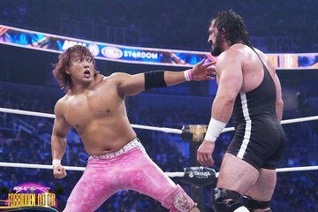 ６月の「Forbidden-Door」でPACさん(右)と対戦した海野翔太（©All Elite Wrestling）