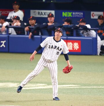 ベースカバー後に右足を気にする巨人・大勢