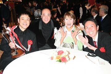 有田哲平、山田邦子、福田充徳と記念撮影する西村誠司社長