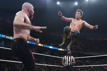 ジョン・モクスリー(左)にドロップキックを見舞うオカダ・カズチカ（©All Elite Wrestling）