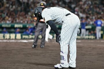 ６回、走塁後に脚を痛めたような仕草を見せた阪神・森下
