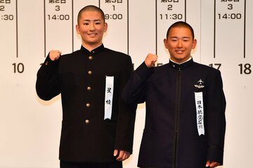 組み合わせ抽選会に出席した日本航空石川・宝田一慧（右）と星稜・芦硲晃太主将の両主将