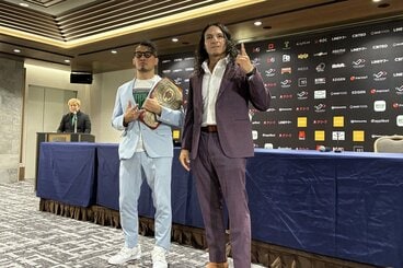 丸藤正道（左）とルイス・マンテ