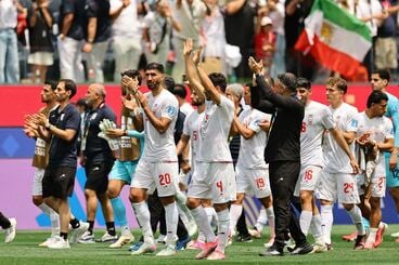 試合後に堂々と引き揚げるイランイレブン(ロイター)
