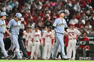飛び出したベンチへと引き揚げる阪神・藤川監督。左は死球を受けた大山
