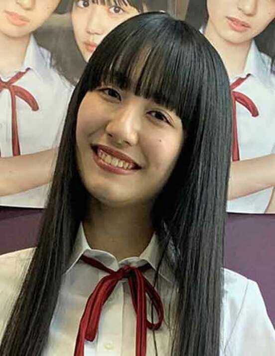  長尾しおり（エイベックス提供、制服は私物ではありません）