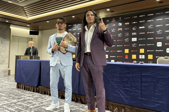 丸藤正道(左)とルイス・マンテ
