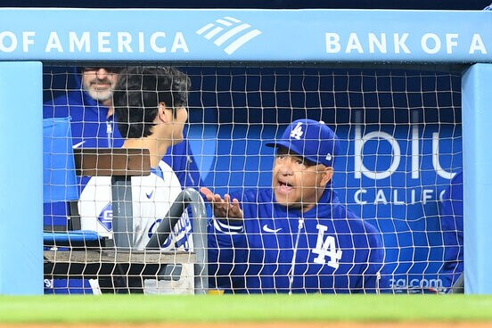 大谷翔平（左）と話すデーブ・ロバーツ監督