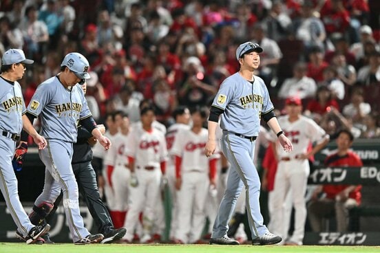 飛び出したベンチへと引き揚げる阪神・藤川監督。左は死球を受けた大山