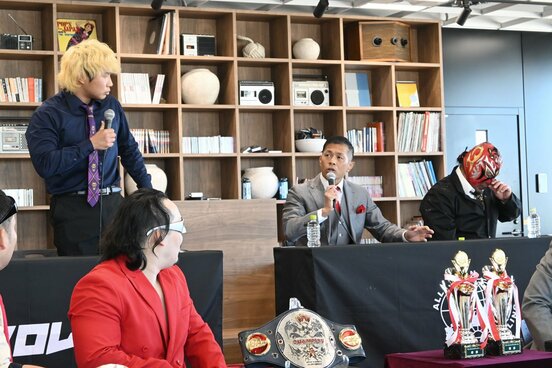 左から望月ジュニア、土井成樹、セニョール斉藤