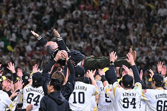日本一に輝き、胴上げされるソフトバンクの孫正義オーナー