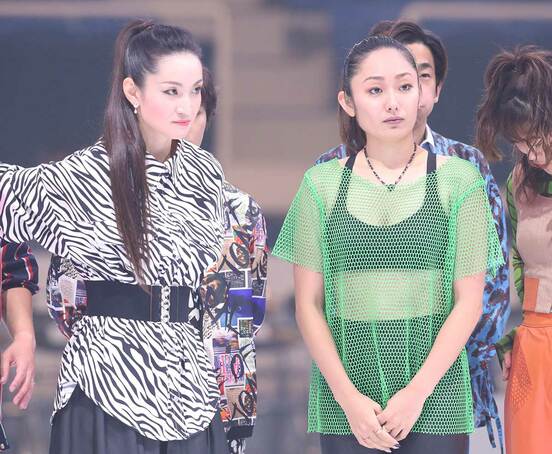  荒川静香（左）さんと安藤美姫