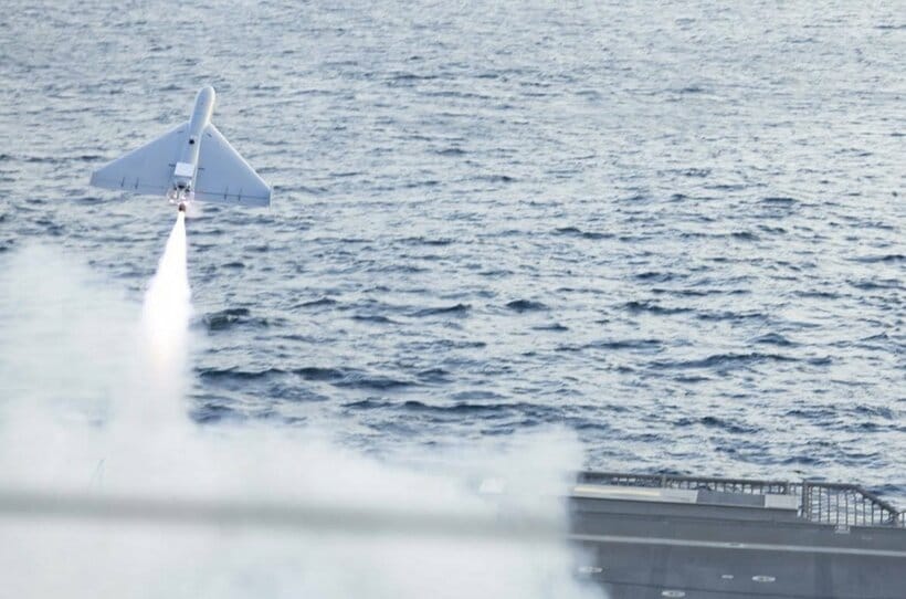 ２０２５年１２月１９の日アラビア湾での作戦中にインディペンデンス級沿海域戦闘艦USSサンタバーバラの飛行甲板から発進したLUCASのドローン（海軍水上部隊のインスタグラム@surface_warriorsから）