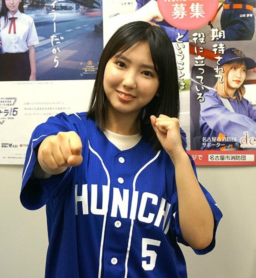  阿部のユニホームを着てエールを送る沢口