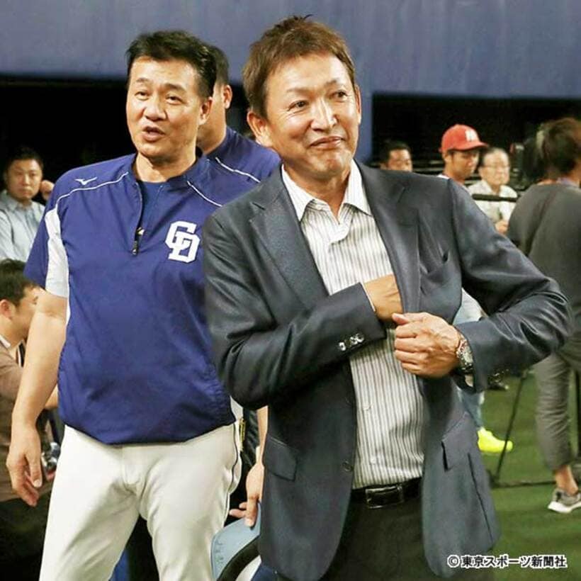  笑顔で言葉を交わす与田監督（左）と立浪氏。関係は良好だ