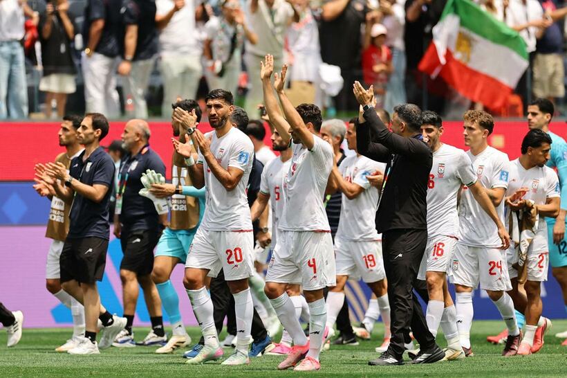 試合後に堂々と引き揚げるイランイレブン（ロイター）