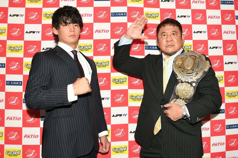 会見に出席した永田裕志（右）と安齊勇馬