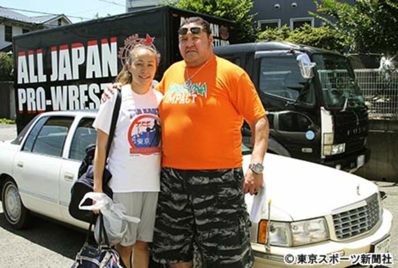 愛娘ケイトリンさん（左）とキャデラックで道場にやって来た曙
