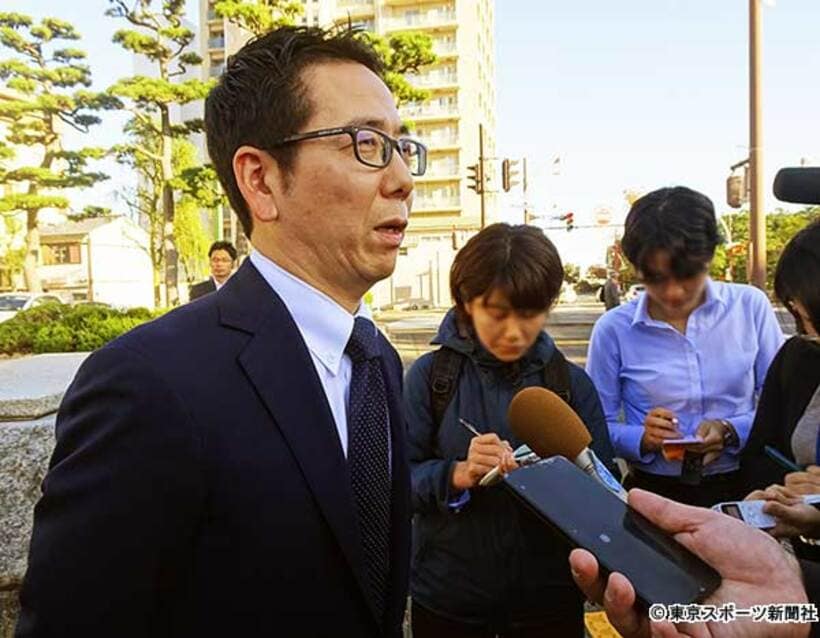  報道陣の質問に答える遠藤和宏弁護士