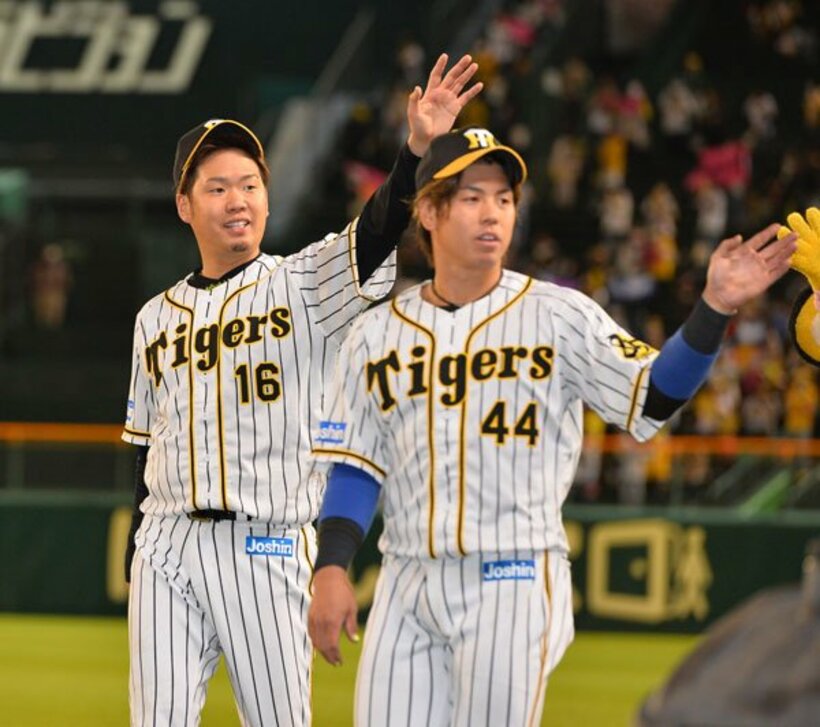  好投した阪神・西勇輝(左)と女房役の梅野