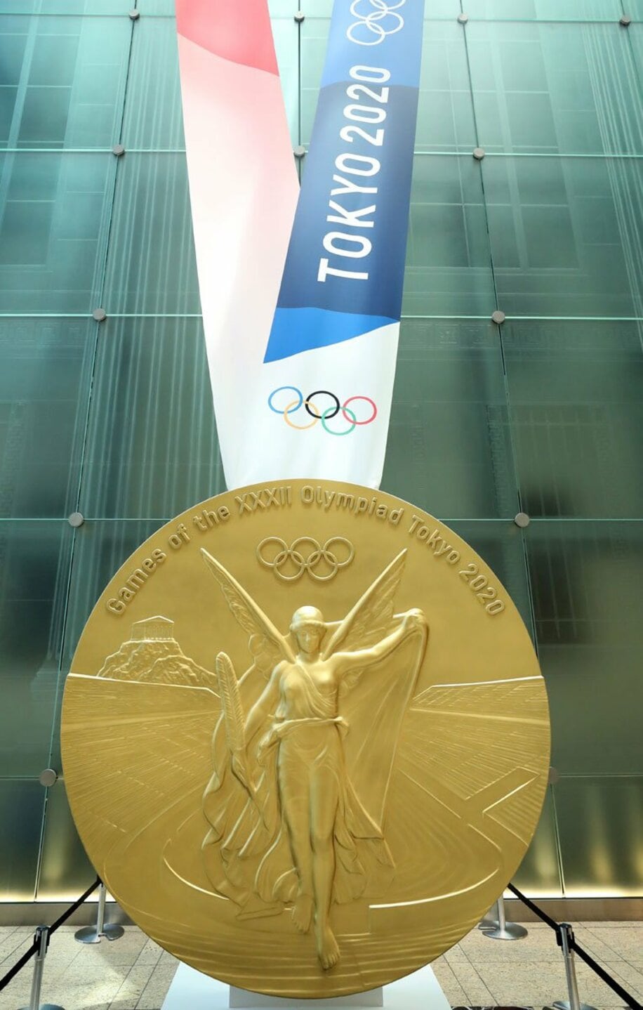  東京五輪の金メダルの大型レプリカ