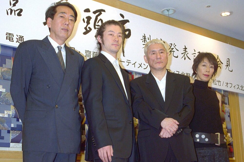 映画「座頭市」の制作発表会見で(左から)岸部一徳、浅野忠信、北野武、大楠道代(03年3月)