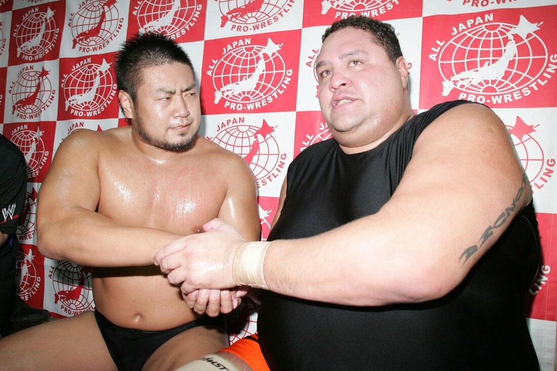 曙さん(右)とはデビュー時(諏訪間幸平)からの付き合いだった諏訪魔(2005年)