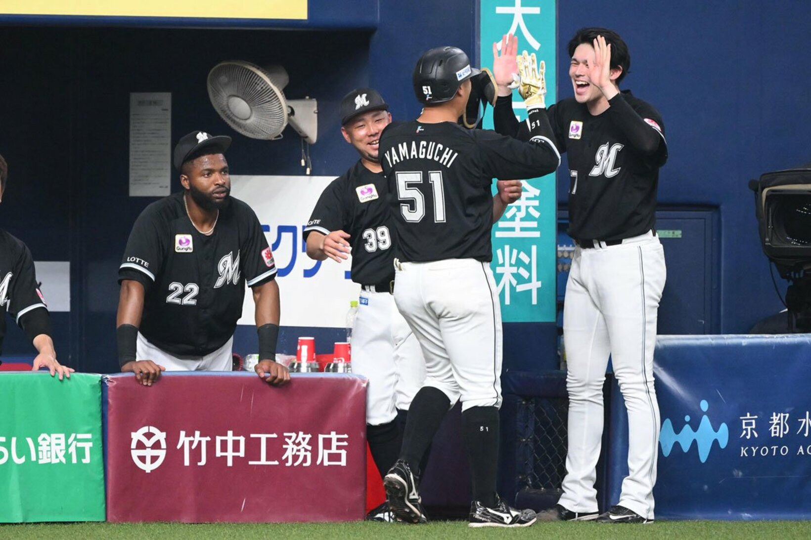 山口航輝（左）を出迎える佐々木朗希