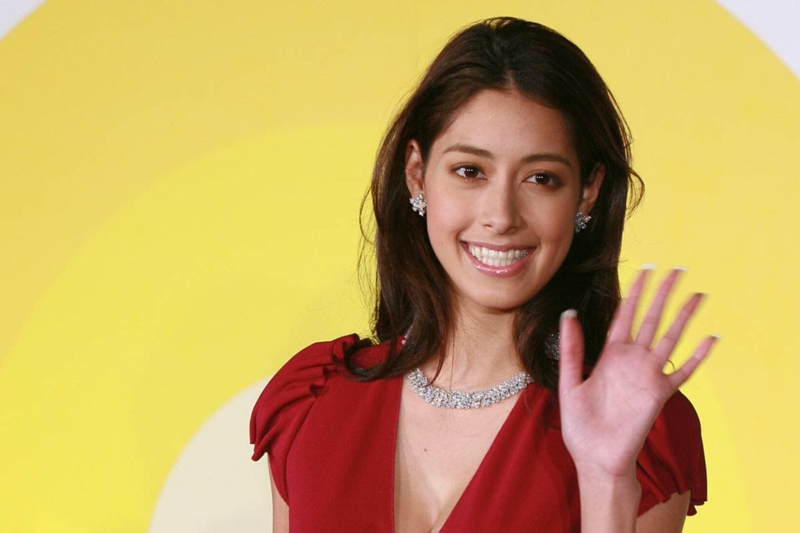 20年前、深紅ドレスをまとった森泉（2006年）