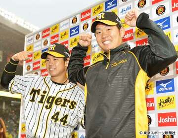  梅野（左）と西勇輝