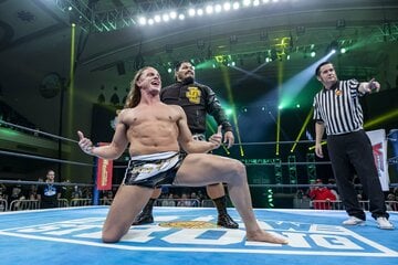 ジェフ・コブとタッグを組んだマット・リドル（手前）