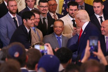 トランプ大統領（右）と握手を交わした大谷翔平（２０２５年４月）