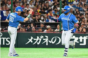 来日２年目で本塁打王となった日本ハム・レイエス(右)