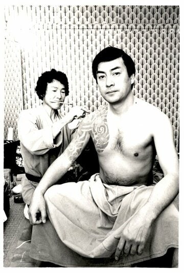 高橋英樹に「遠山の金さん」の刺青を描く毛利清二氏（©東映©毛利清二）