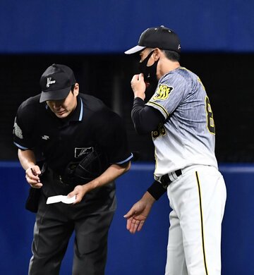  選手交代を告げる矢野監督（右）