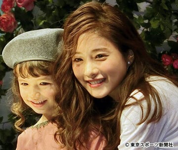 子役のアイラちゃん（左）と石原さとみ