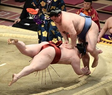  冷や汗ものだったが、正代(右)が２敗をキープ