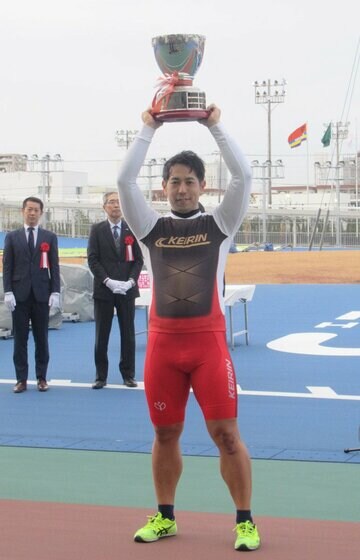 優勝カップを掲げる松浦悠士