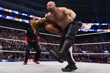 ラリアートで内藤哲也を吹っ飛ばすジョン・モクスリー　©All Elite Wrestling