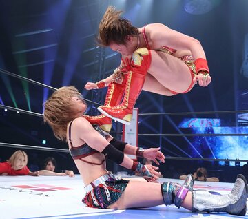 30分超えの死闘の末、朱里(左)からIWGP女子王座をもぎ取ったSareee