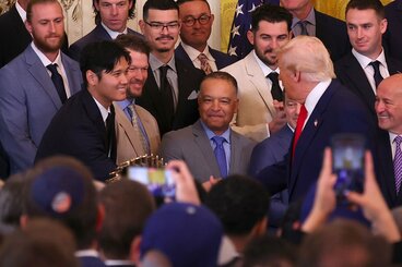 トランプ大統領（右）と握手を交わした大谷翔平（２０２５年４月）