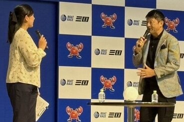 トークショーを行う武田修宏氏(右)