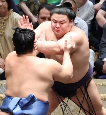 翔猿（手前）を退けた義ノ富士