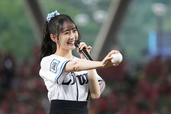 セレモニアルピッチに登板した乃木坂４６の向井葉月（球団提供）