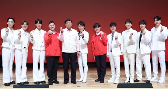 韓流コンサートを行った石田社長とZERO（中央）