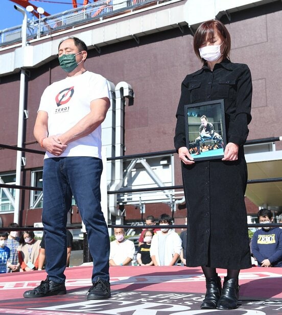  非道さんの１０カウントゴングで黙とうする大谷(左)と工藤めぐみGM（東スポWeb）