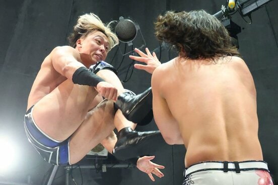 ジュンジェ(右)にドロップキックを決める渡辺壮馬